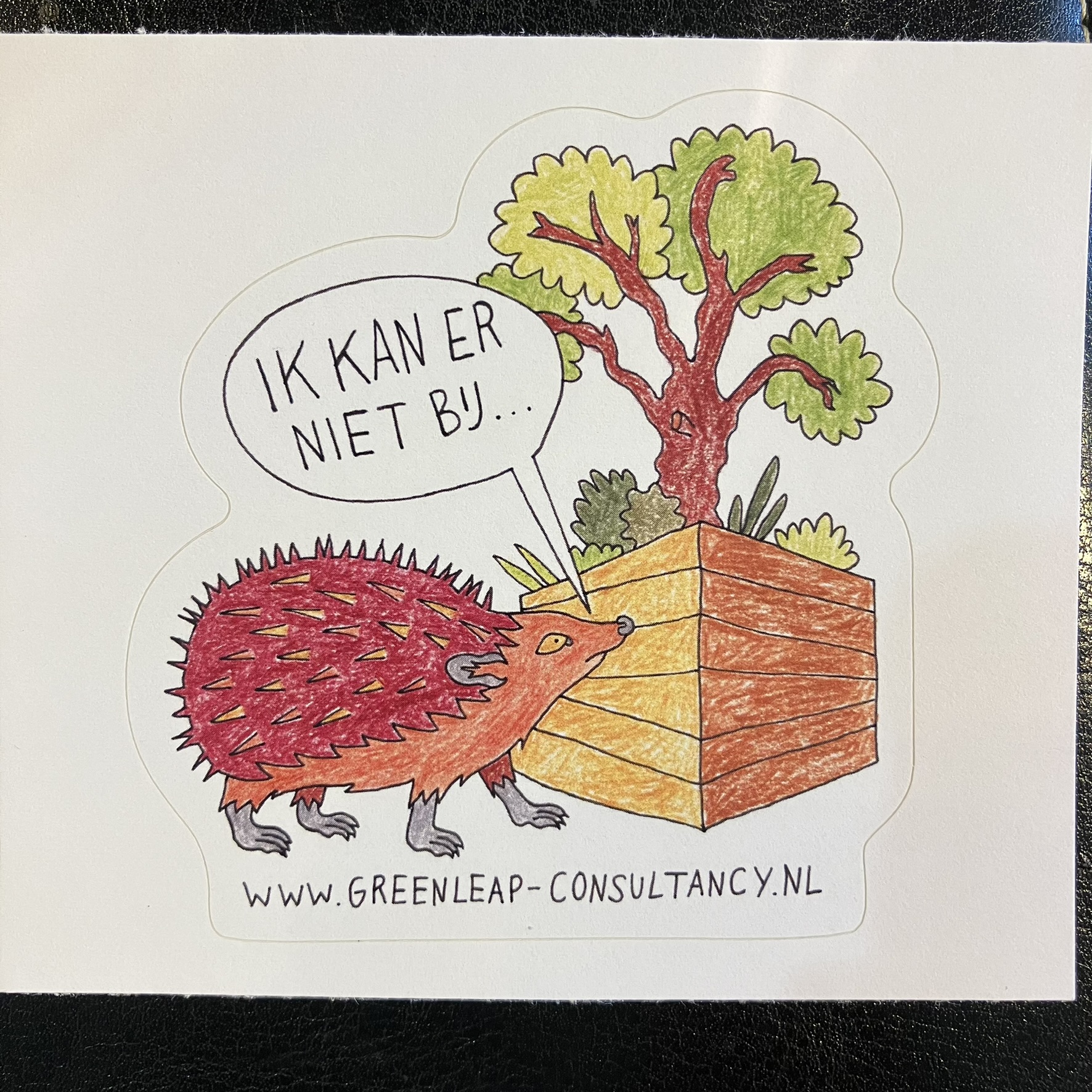 Sticker van egel die naar een boom in pot kijkt