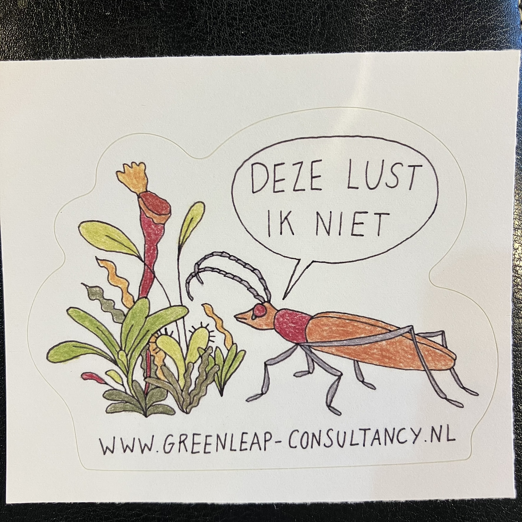 Sticker van tor die naast niet-eetbare planten staat