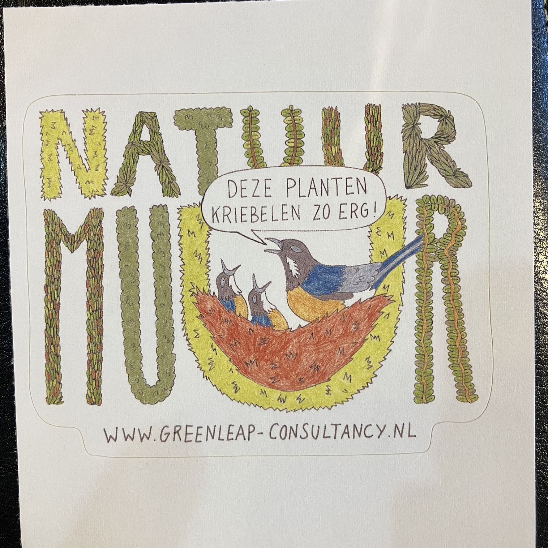 Sticker van vogel die tussen onaangename kriebelplanten nestelt